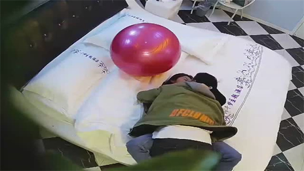 【情趣酒店偷拍未流出】校花女友瑜伽球上疯狂做爱，娇喘连连水声四溅！